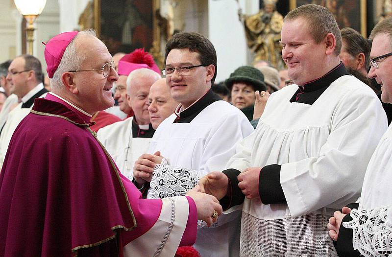 V katedrále sv. Štěpána bylo slavnostně uvedeno do funkce deset nově jmenovaných kanovníků místní kapituly.