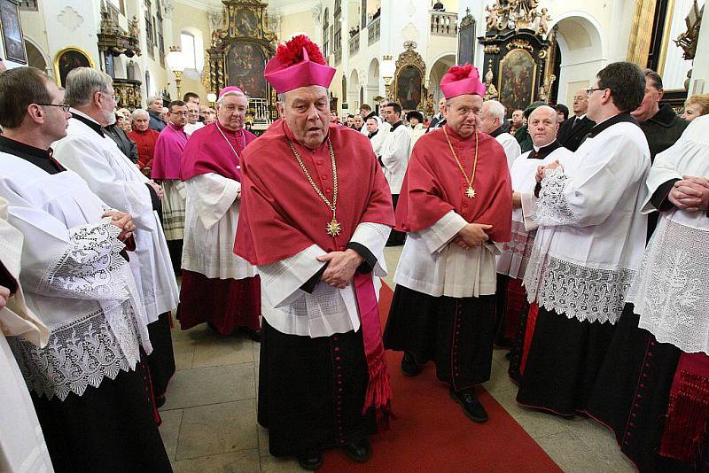 V katedrále sv. Štěpána bylo slavnostně uvedeno do funkce deset nově jmenovaných kanovníků místní kapituly.