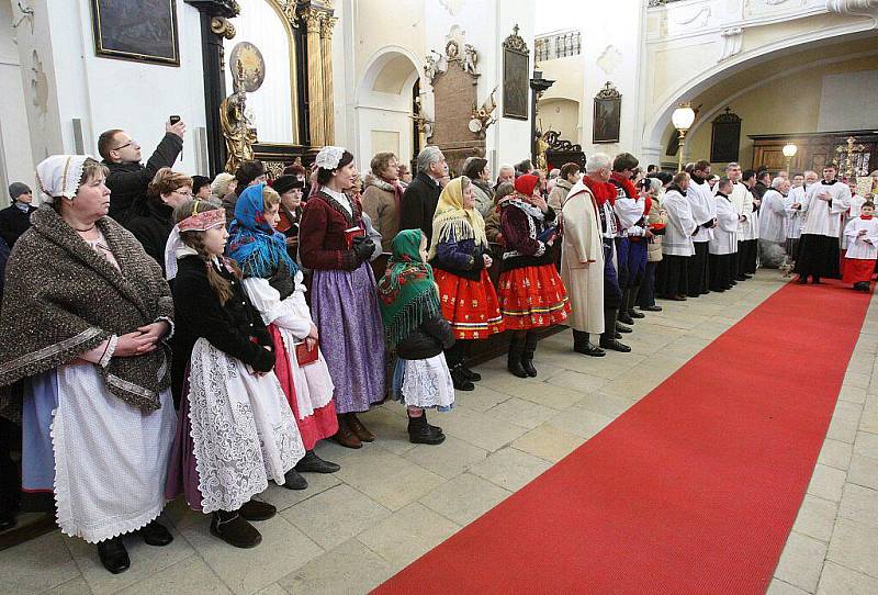 V katedrále sv. Štěpána bylo slavnostně uvedeno do funkce deset nově jmenovaných kanovníků místní kapituly.