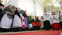 V katedrále sv. Štěpána bylo slavnostně uvedeno do funkce deset nově jmenovaných kanovníků místní kapituly.
