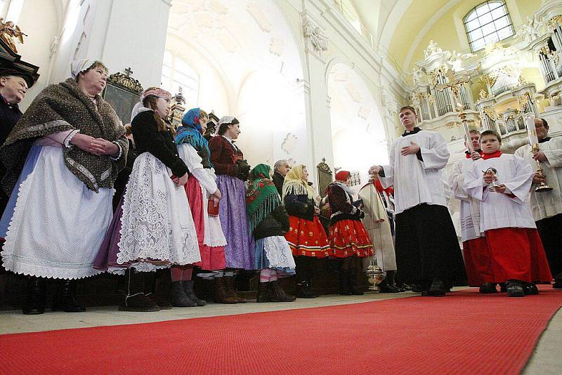 V katedrále sv. Štěpána bylo slavnostně uvedeno do funkce deset nově jmenovaných kanovníků místní kapituly.