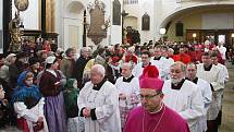 V katedrále sv. Štěpána bylo slavnostně uvedeno do funkce deset nově jmenovaných kanovníků místní kapituly.