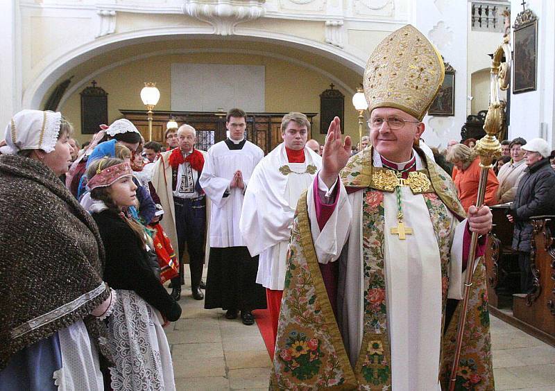 V katedrále sv. Štěpána bylo slavnostně uvedeno do funkce deset nově jmenovaných kanovníků místní kapituly.