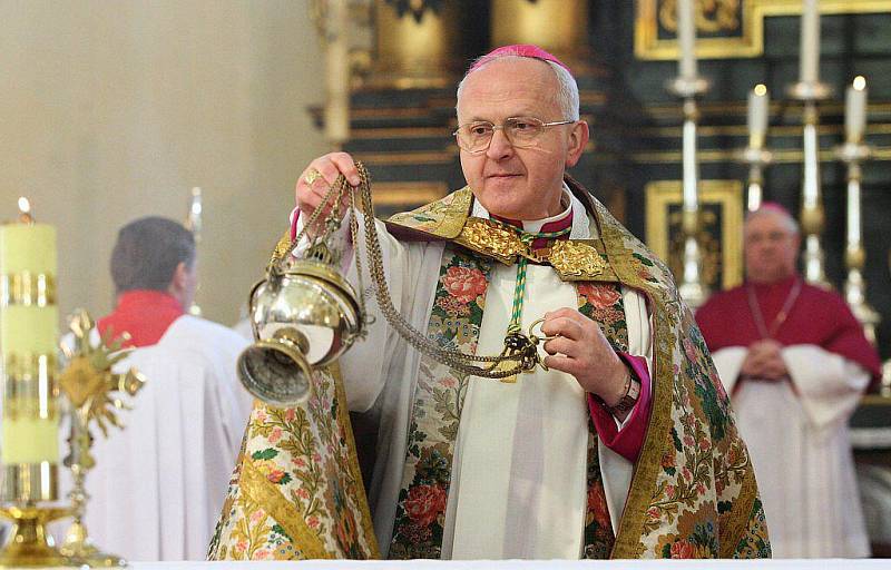 V katedrále sv. Štěpána bylo slavnostně uvedeno do funkce deset nově jmenovaných kanovníků místní kapituly.