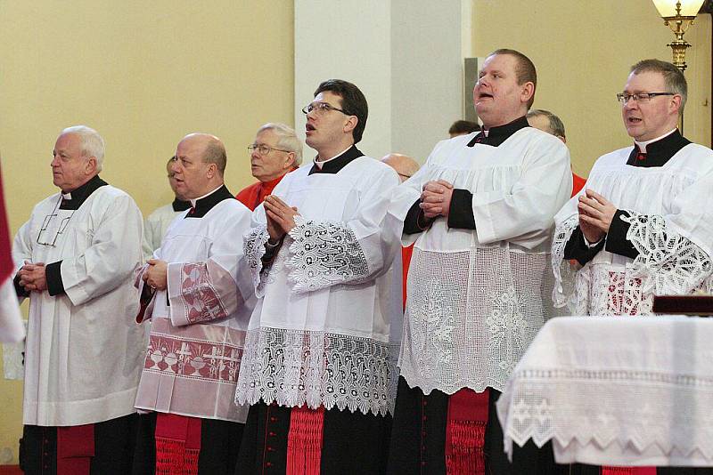 V katedrále sv. Štěpána bylo slavnostně uvedeno do funkce deset nově jmenovaných kanovníků místní kapituly.