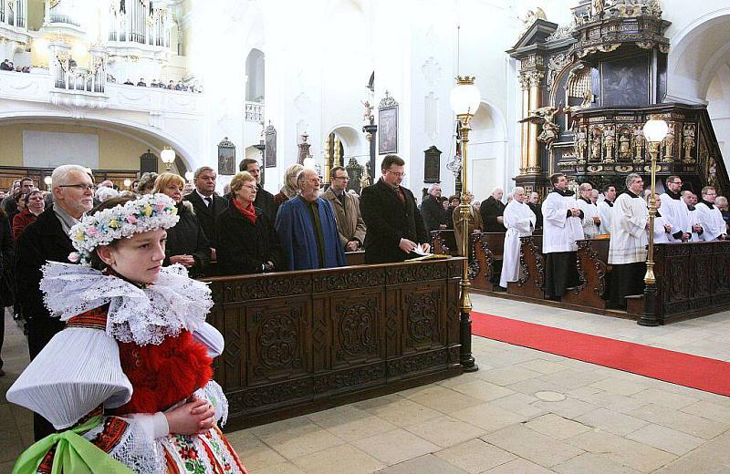 V katedrále sv. Štěpána bylo slavnostně uvedeno do funkce deset nově jmenovaných kanovníků místní kapituly.