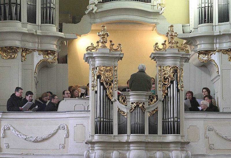 V katedrále sv. Štěpána bylo slavnostně uvedeno do funkce deset nově jmenovaných kanovníků místní kapituly.