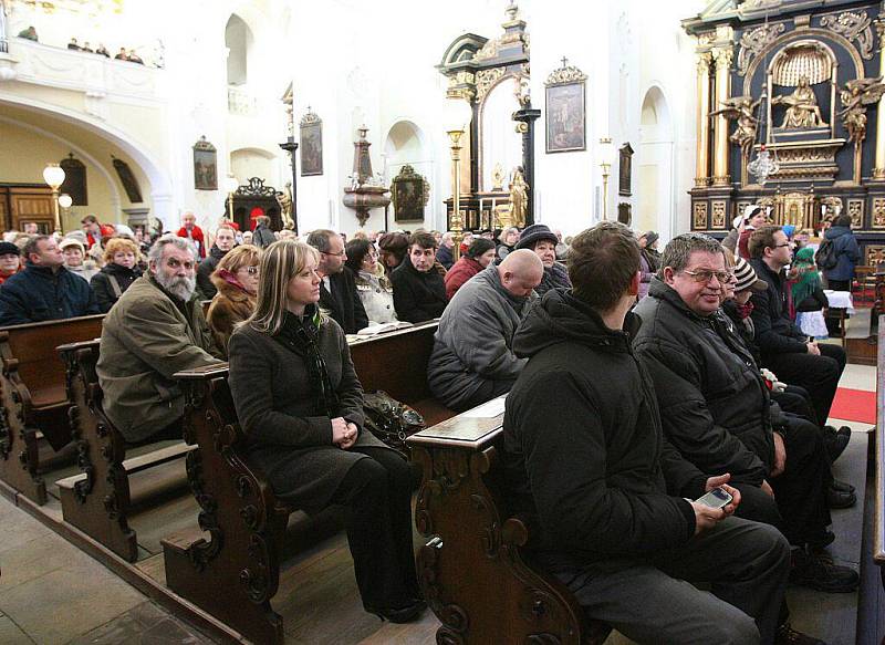 V katedrále sv. Štěpána bylo slavnostně uvedeno do funkce deset nově jmenovaných kanovníků místní kapituly.