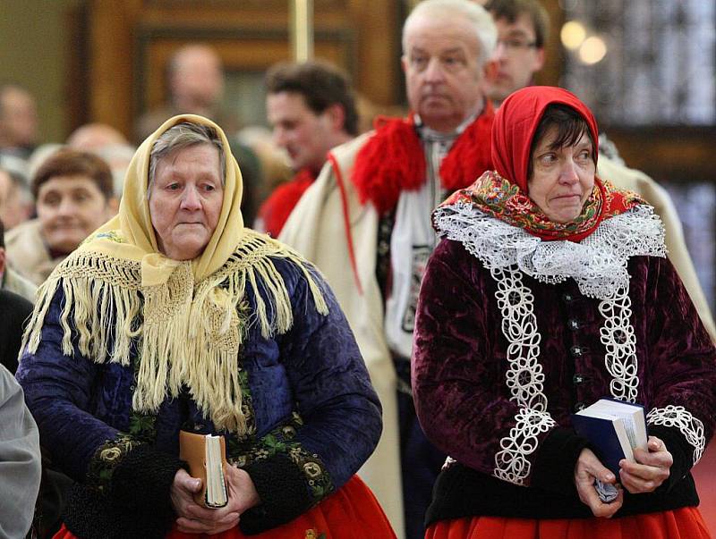 V katedrále sv. Štěpána bylo slavnostně uvedeno do funkce deset nově jmenovaných kanovníků místní kapituly.