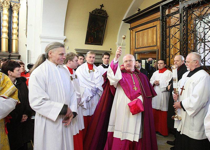 V katedrále sv. Štěpána bylo slavnostně uvedeno do funkce deset nově jmenovaných kanovníků místní kapituly.