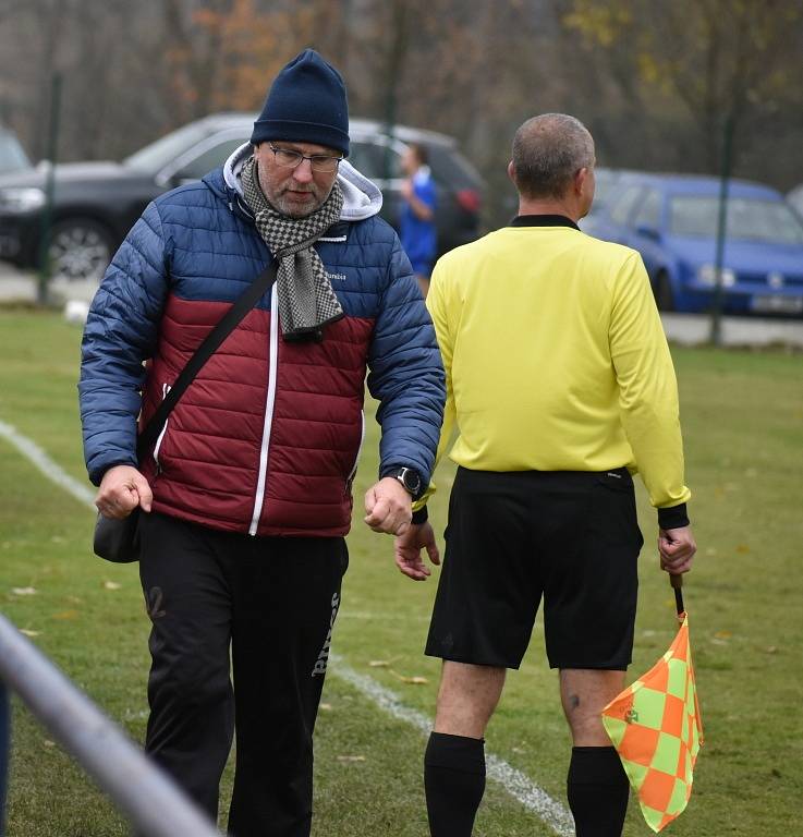 Liběšice (tmavé dresy) doma podlehly Černovicím 1:3.