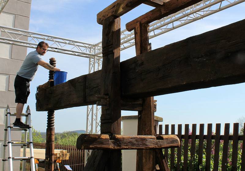 Instalace historického vinného lisu u roudnické Hlásky si vyžádala několik dní. Přivezený sem byl z jihu Čech. V Roudnici zůstane natrvalo.