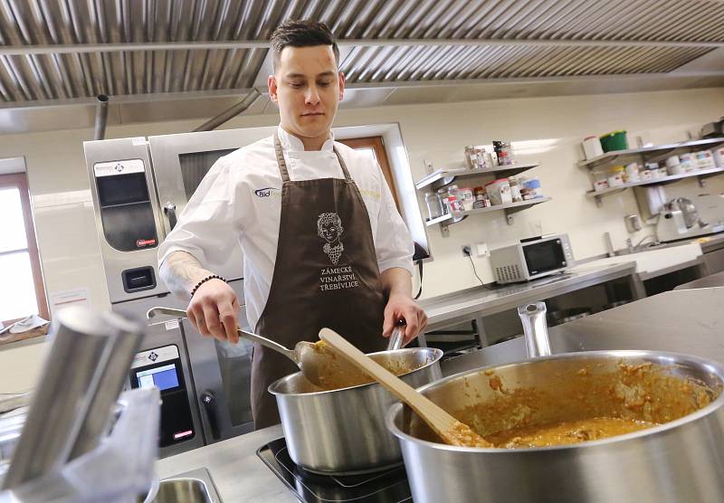 Marek Kühnel z Lovosic vaří v zámeckém vinařství v Třebívlicích. Zúčastnil se televizní soutěže MasterChef Česko.