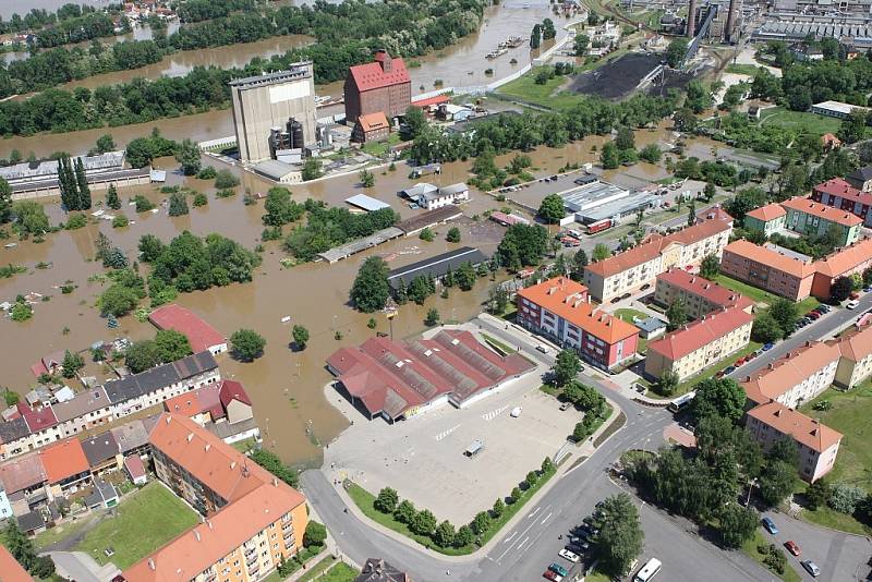 Povodeň, středa 5. června 2013: Letecké snímky od Lovosic až po Libochovany