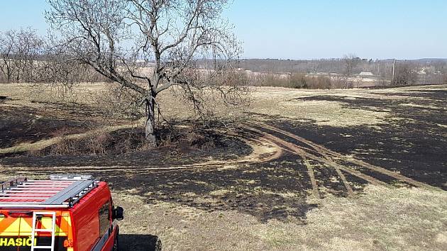 Požár porostu u Straškova - Vodochod