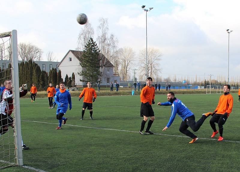 Roudnice (v modrém) porazila Křešice 6:2.