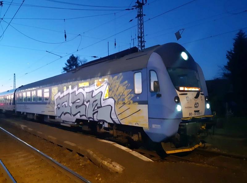 Sprejer poničil v březnu také odstavenou soupravu u vlakového nádraží v Polepech