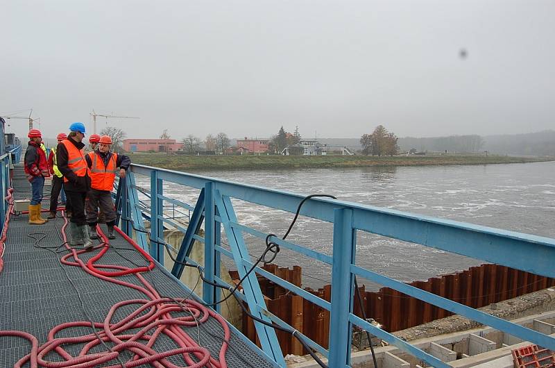 STAVBA vodní elektrárny u Štětí. Dokončena má být v únoru 2015. 