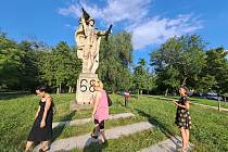 V Litoměřicích uctili oběti ruské invaze v roce 1968 u sporné sochy vojáka v parku. Zástupci iniciativy na odstranění sochy si krátce také vyjasňovali pozice s odpůrci této iniciativy. Foto Deník/Jaroslav Balvín