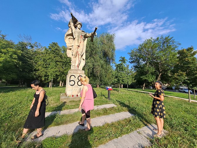 V Litoměřicích uctili oběti ruské invaze v roce 1968 u sporné sochy vojáka v parku. Zástupci iniciativy na odstranění sochy si krátce také vyjasňovali pozice s odpůrci této iniciativy. Foto Deník/Jaroslav Balvín