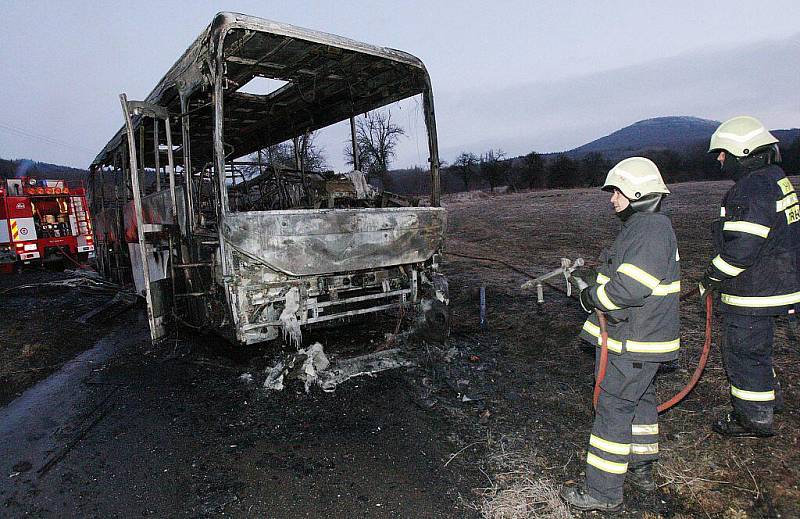 U Třebívlic shořel autobus.