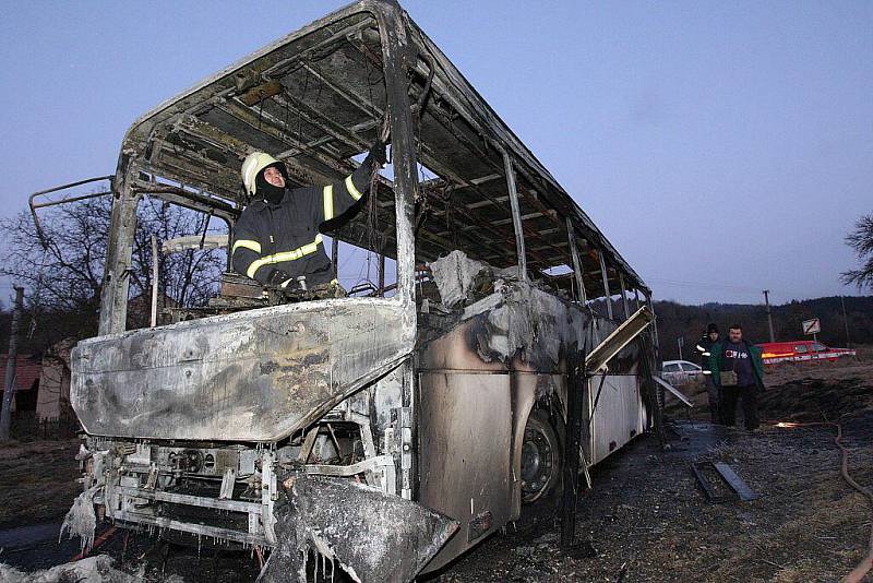 U Třebívlic shořel autobus.