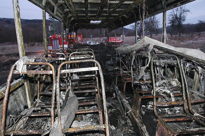 U Třebívlic shořel autobus.