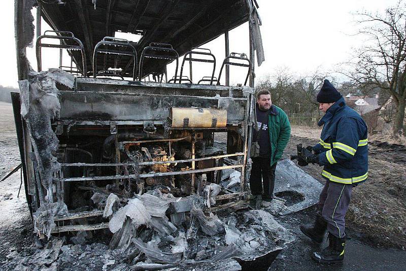 U Třebívlic shořel autobus.