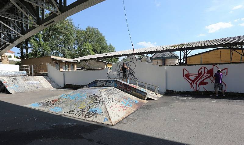 KULTIVACE SKATEPARKU. Akci s tímto názvem včera v parku pod Tyršovým mostem pořádali pracovníci Nízkoprahového zařízení pro děti a mládež. Spolu s dětmi místo uklidili a nabílili přilehlou zeď, kterou pozvaní sprejeři v pátek znovu pomalovali. 