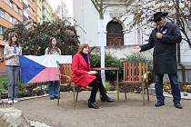 V Lovosicích byla 17. listopadu odpoledne odhalena Lavička Václava Havla.