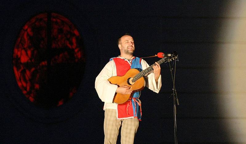 Muzikál Noc na Karlštejně na Státním zámku v Ploskovicích.