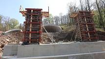 PRÁCE NA ZALOŽENÍ MOSTU začaly letos v březnu. Stavaři nyní betonují pilíře a opěry, na které později usadí ocelovou konstrukci mostu.