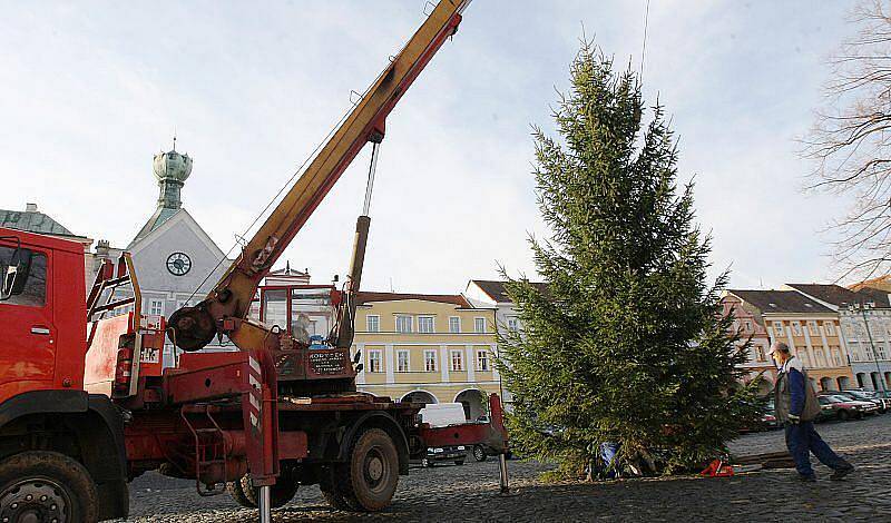 Cesta vánočního stromu v Litoměřicích na Mírové náměstí.