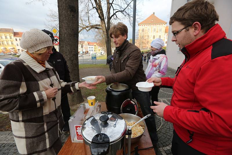 POCHUTNALI SI a přispěli. Na rybí polévku připravenou v roudnické Zámecké restauraci se o Štědrém dnu zastavily desítky lidí.