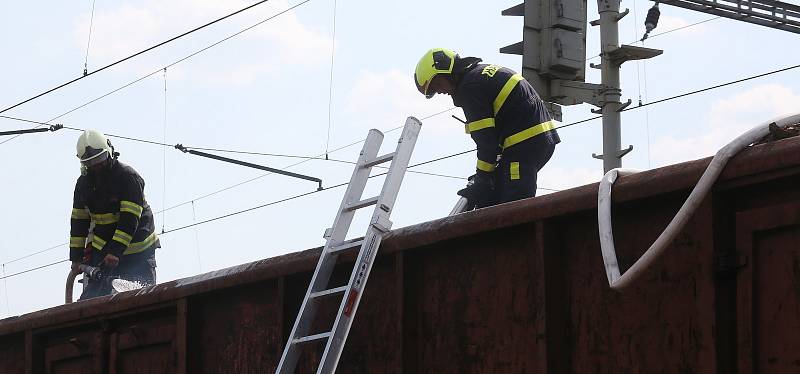 Požár několika vagonů s naloženým dřevem likvidovali hasiči v sobotu odpoledne na nádraží Hněvice na Litoměřicku.