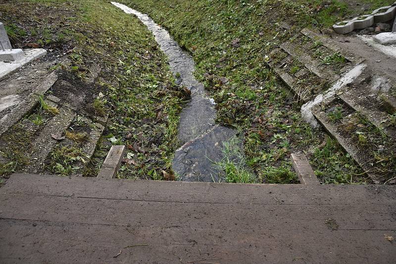 Jednoduchá lávka přes Pokratický potok čeká na dokončení už více než měsíc.