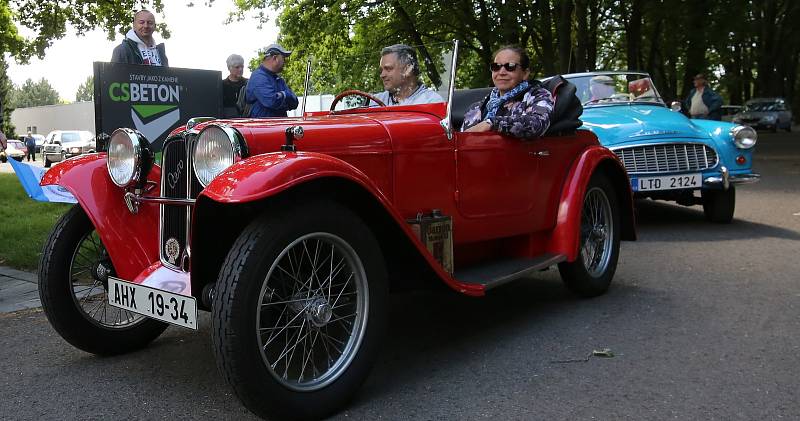 Veterán Car Club Velemín pořádal v sobotu dopoledne závod veteránů všech kategorií. Počasí sice moc nepřálo, ale i přesto dorazilo na start v areálu výstaviště Zahrady Čech několik desítek vozidel a motocyklů.