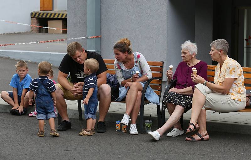 Páteční zahradní slavnost si v Domě pro seniory na Krétě klienti náramně užili.