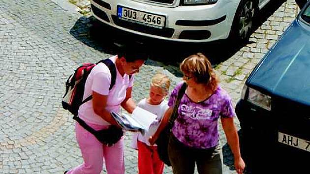 Marcela Maršálková nabízí lidem na litoměřickém náměstí magazín, jehož zakoupením přispívají na handicapované děti.
