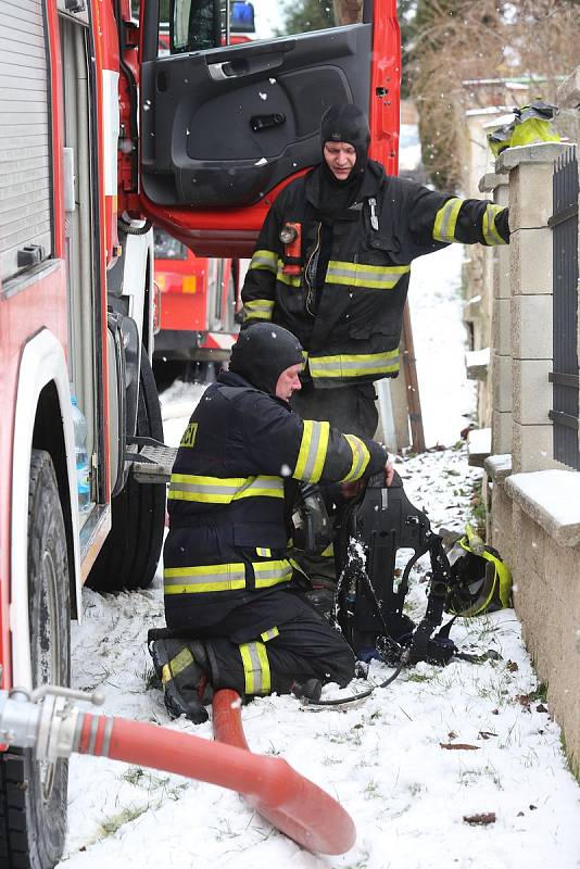 Požár opuštěného rodinného domu v Litochovicích způsobila zapálená svíčka v půdním prostoru.