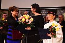 Eva Břeňová, která akci moderovala, vede rozhovor s patronkou prvního ročníku kampaně Dianou Cepníkovou. Zcela vpravo je patronka příštího ročníku Jana Plíhalová.