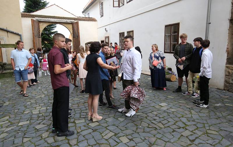 V Úštěku se slavnostně rozdávalo vysvědčení. První ročník a devátá třída dostaly vysvědčení v areálu místního hradu