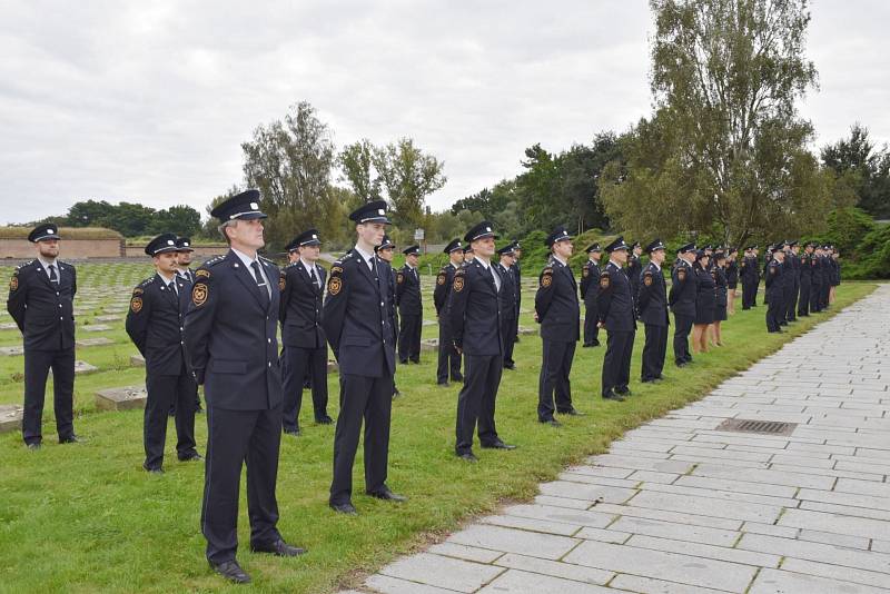 Sedmdesát dva nových příslušníků HZS Ústeckého kraje v pondělí složilo slib příslušníka HZS ČR. Slavnostní ceremoniál se odehrál v areálu Památníku Terezín.