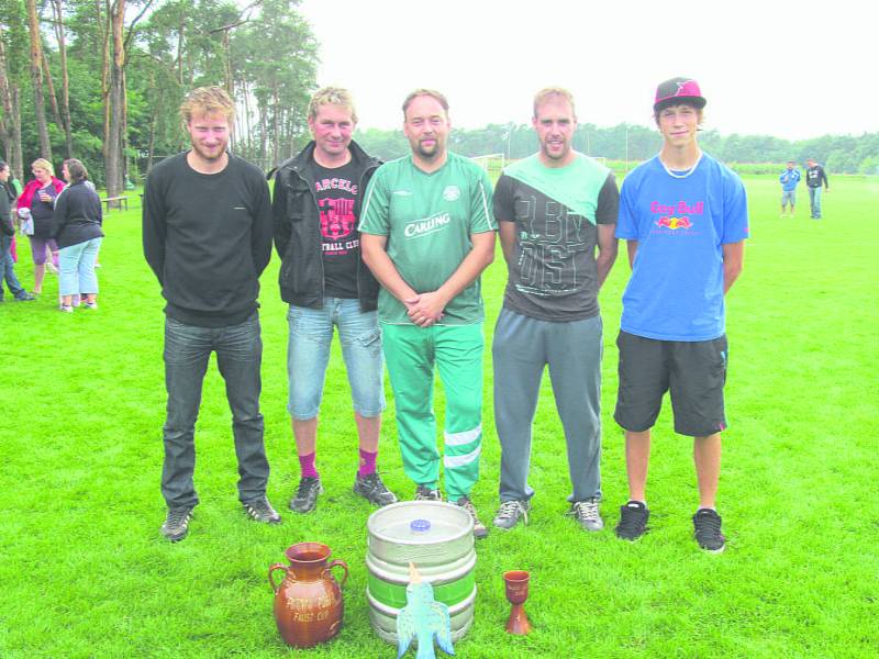 Na snímku je část vítězného celku, z poloviny hráči FK Travčice a Sokol Dušníky – s patnácti brankami nejlepší střelec David Mazánek, Emil Mišura, Milan Čámský, Petr Fafejta a David Rosenkranc. Chybí Jaroslav Štrébl, Tomáš Fiala a Pavel Novotný.