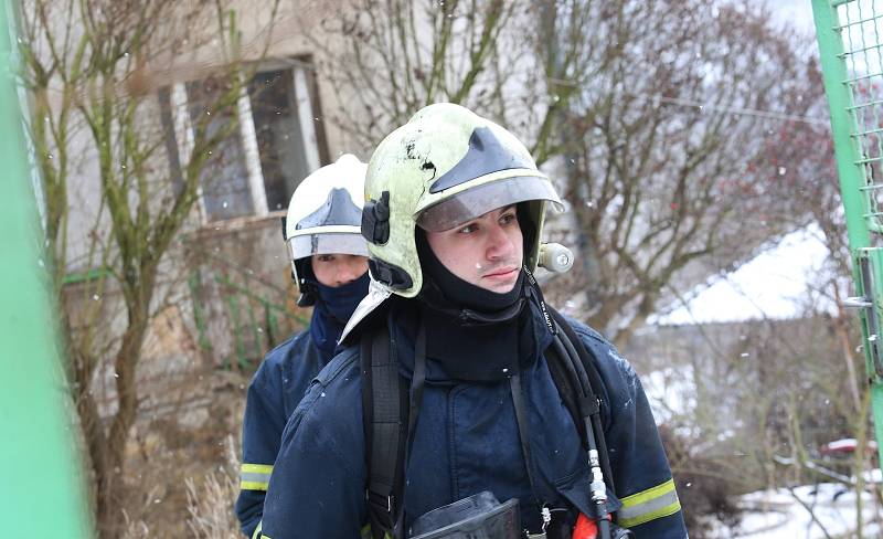 Požár opuštěného rodinného domu v Litochovicích způsobila zapálená svíčka v půdním prostoru.