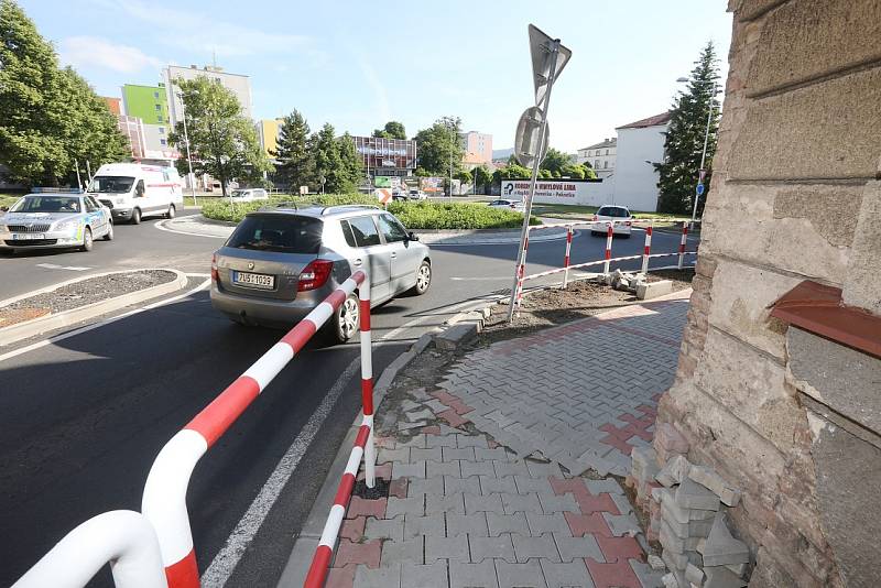 Cílem přestavby křižovatky na Vojtěšském náměstí mělo být její rozšíření. Pro řidiče je ale dál špatně průjezdná.