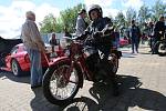 Veterán Car Club Velemín pořádal v sobotu dopoledne závod veteránů všech kategorií. Počasí sice moc nepřálo, ale i přesto dorazilo na start v areálu výstaviště Zahrady Čech několik desítek vozidel a motocyklů.