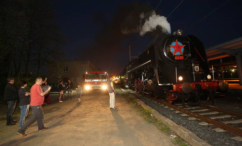 Hasiči z Litoměřic doplňovali vodu parní lokomotivě přezdívané Šlechtična.