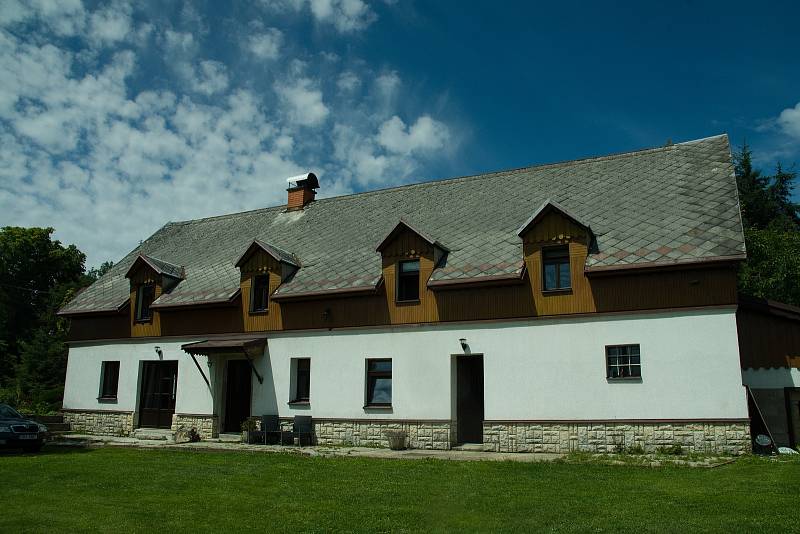 Zvenku vypadá stavba hotová, ale uvnitř je potřeba ještě řada stavebních prací.