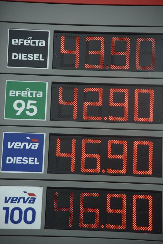 Cena ropy se liší až o pět korun na litr.